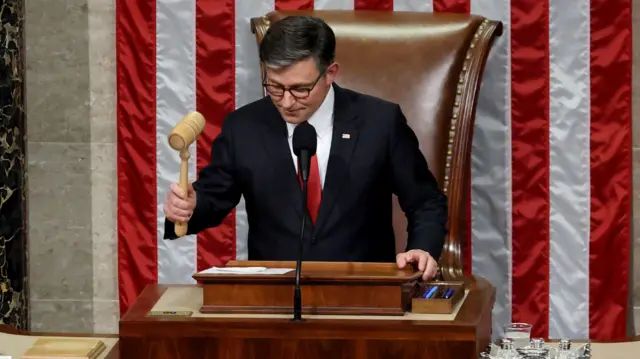 O presidente da Câmara dos Representantes dos EUA, Mike Johnson, anuncia a aprovação do projeto de lei de gastos e impostos de Trump