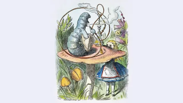 Ilustração de lagarta fumando narguilé em cima de um cogumelo, em frente a Alice, em meio a um campo florido