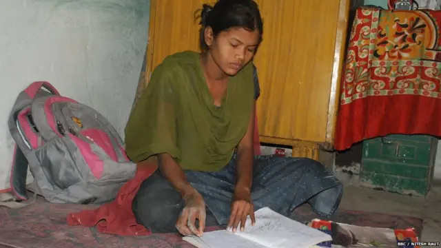 कुटुंबातल्या तिसऱ्या आत्महत्येमुळे मुलींच्या शिक्षणाचा मार्ग आता अधिक खडतर झाला आहे