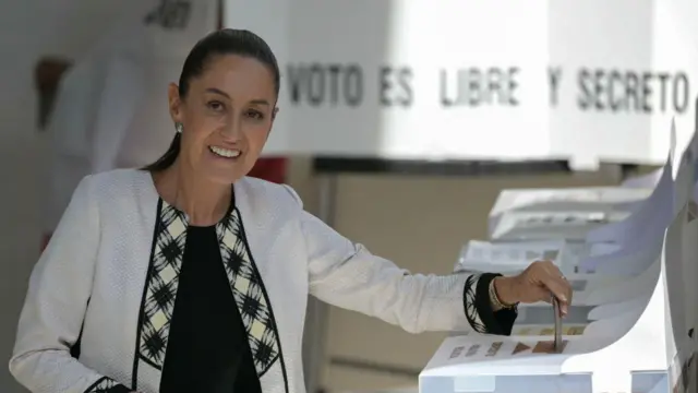 Claudia Sheinbaum votando