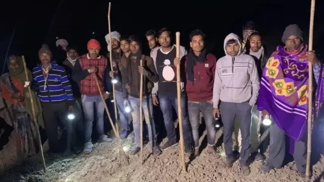 రాత్రిళ్లు రైతులు ఇలా గుంపులు గుంపులుగా పొలాలలో కాపలాకు వెళతారు