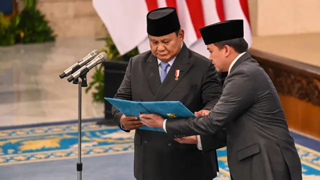 Presiden Prabowo Subianto (kiri) memimpin pembacaan sumpah jabatan saat pelantikan pejabat baru di Istana Negara, Jakarta, Rabu (22/7/2026).