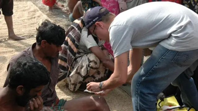 সাইক্লোন সিডর আঘাত হানা পর বাংলাদেশে উপকূলীয় এলাকায় ছুটে যায় বিবিসির সাংবাদিকদের একটি দল। ঝড়ের জরুরি খবর পাঠানোর পাশাপাশি তারা সাধ্যমত আহতদের চিকিৎসাও করেন।