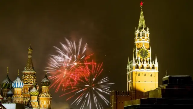 Фейерверк на фоне Кремля