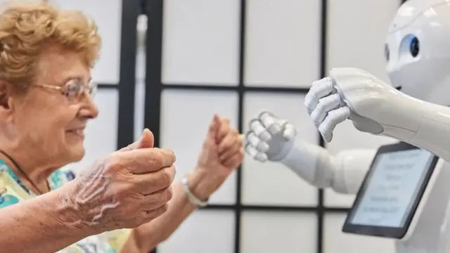 特別設計用來與老人互動的機器人 Pepper。