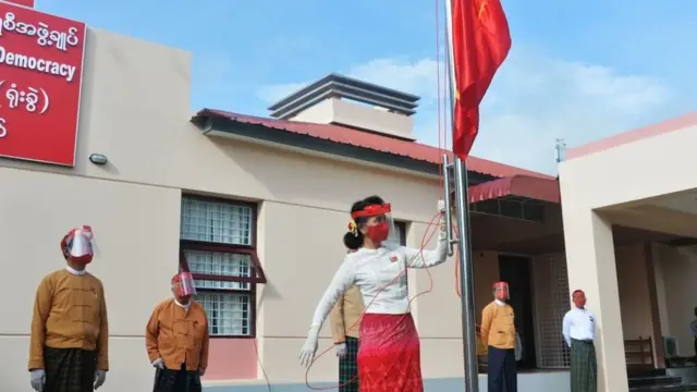 ၂၀၂၀ ရွေးကောက်ပွဲအတွက် နေပြည်တော်မှာရှိတဲ့ ပါတီရုံးခွဲမှာ အောင်နိုင်ရေးအလံတင်နေတဲ့ဒေါ်အောင်ဆန်းစုကြည်