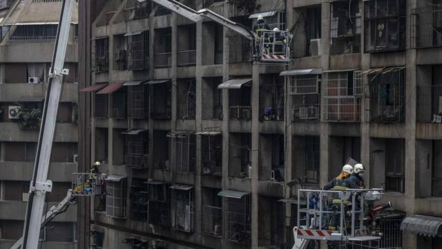 Пожарные ищут жертв возгорания в жилом доме в Гаосюне на юге Тайваня