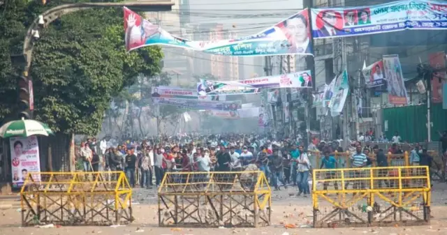 ढाका में पत्थरबाज़ी करती भीड़