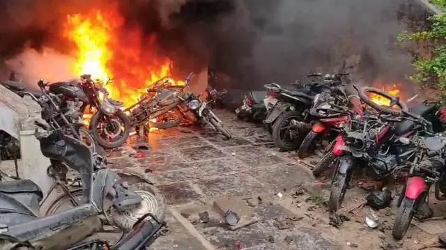 దగ్ధమవుతున్న బైక్ దుకాణం ఫోటో