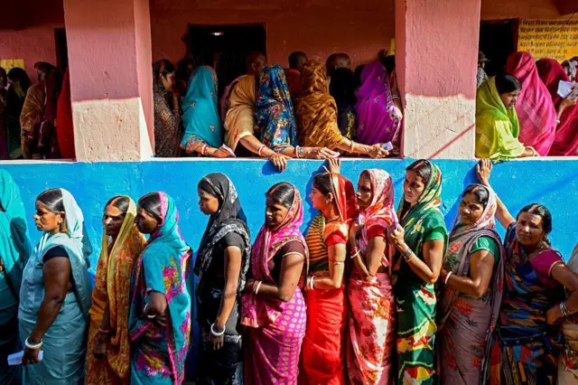 Mujeres votantes hacen fila para emitir su voto en un colegio electoral durante la primera fase de las elecciones a la asamblea legislativa, el 6 de noviembre de 2025, en la circunscripción de Raghopur, en el distrito de Vaishali, en el estado indio de Bihar.