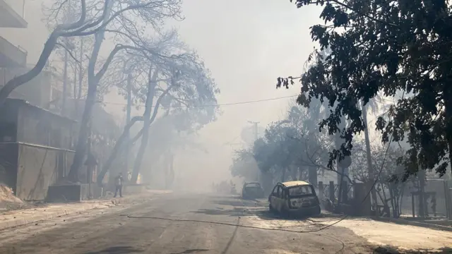 Dardanos Mevkii'ndeki sahil siteleri büyük bir yıkım yaşadı, fotoğrafta küle dönen evlerden oluşan bir sokak var