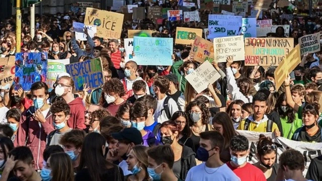 Durante a Youth4Climate, jovens organizaram protestos nas ruasbetfair ou blazeMilão