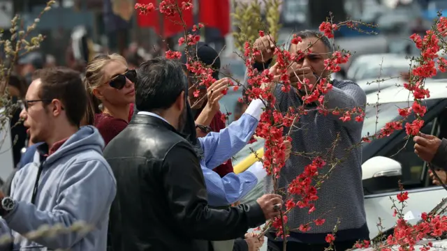 Иранци купују ствари за прославу Новруза у Техерану 19. марта