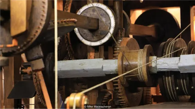 Sistem tata surya buatan Eisinga, yang terjalin dari sistem yang rumit dari lingkaran kayu yang bekerja secara mekanis dan kabel-kabel penuh debu, juga dikuatkan oleh lebih dari 10.000 paku buatan sendiri.