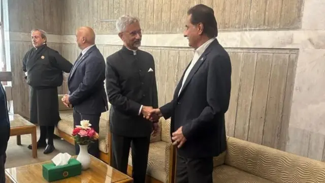 பாகிஸ்தான் சபாநாயகருடன் கைகுலுக்கிய ஜெய்சங்கர்