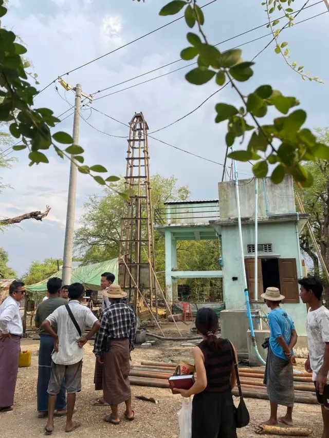 တရွာလုံး သုံးနေရတဲ့ ရေတွင်းက ရေမထွက်တော့လို့ ပြန်ပြင်ဖို့ တိုင်ပင်နေကြရပါတယ်