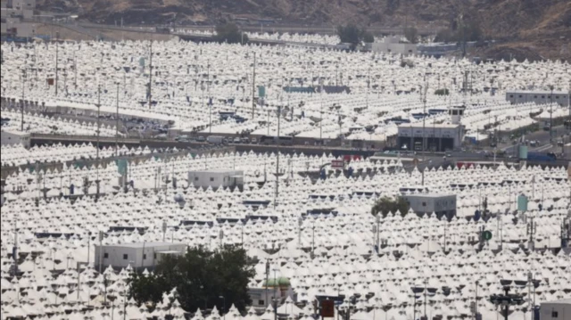 زرګونه حاجیان منی کې د (ترویې) ورځ تېروي