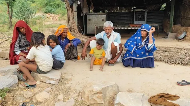 सुखराम गुडला गांव के पास वन विभाग की भूमि पर अस्थायी झोपड़ी में रह रहे हैं.