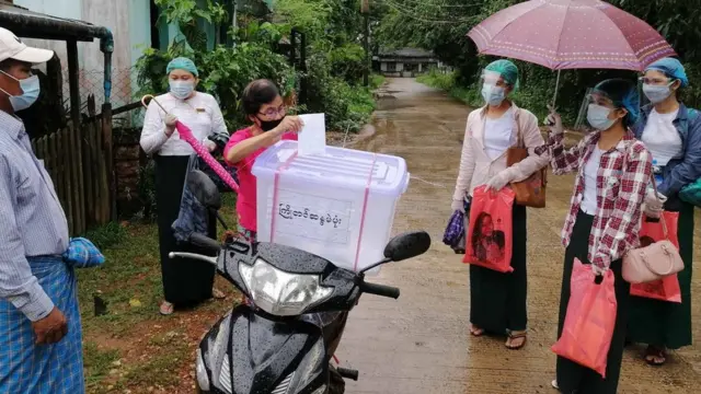 ဧရာဝတီတိုင်း ပုသိမ်မြို့မှာ ကြိုတင်မဲ ကောက်ယူနေစဥ်