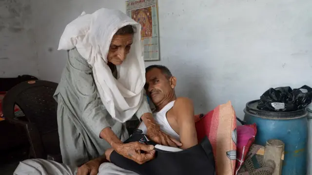 ओंकार नाथ की मां ज्ञानो देवी कहती हैं कि लोगों को डर है कि हमलावर कहीं फिर से न आ जाएं.