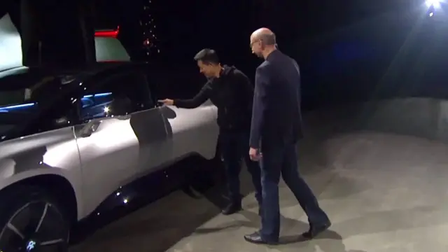 Китайский миллиардер и инвестор Цзя Юэтин вместе с Ником Сэмпсоном из Faraday Future