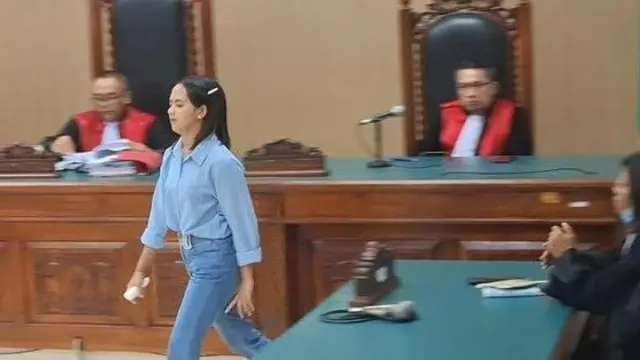 Uni uyquga yotqizib, aylana bo‘ylab yurishiga ruxsat berishdi. Lezgin jinsiy aloqa video