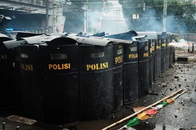 Petugas polisi menembakkan tabung gas air mata saat para pemuda menghadapi polisi setelah protes serikat pekerja menyerukan kepada anggota parlemen untuk memperbaiki kondisi kerja di dekat gedung Parlemen di Jakarta pada 28 Agustus 2025