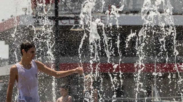 Eeyan kan n fi ọwọ gba omi