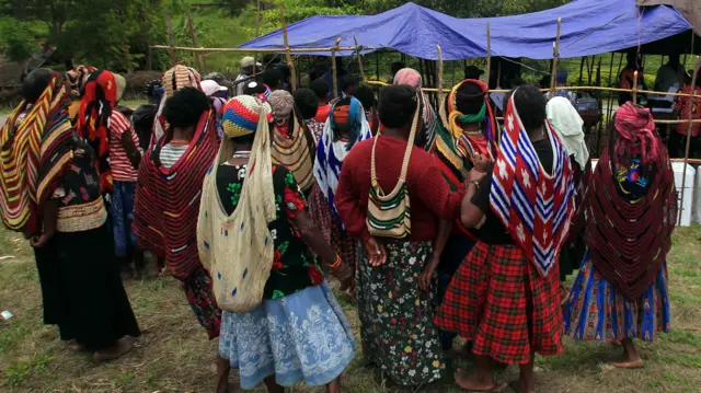 Warga pegunungan mendatangi TPS untuk memberikan suaranya pada Pemilu serentak 2024 Sistem Noken di Kampung Algoni, Distrik Piramid, Kabupaten Jayawijaya, Provinsi Papua Pegunungan, Rabu (14/02).