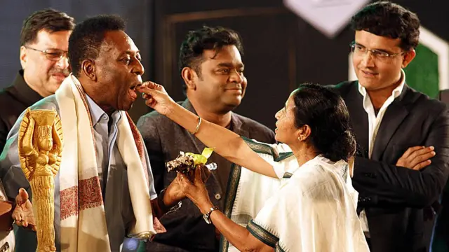 কলকাতায় দ্বিতীয় সফরে পেলে, ২০১৫ সালে। পশ্চিমবঙ্গের মুখ্যমন্ত্রী মমতা ব্যানার্জী ও সৌরভ গাঙ্গুলির সঙ্গে ফুটবল সম্রাট