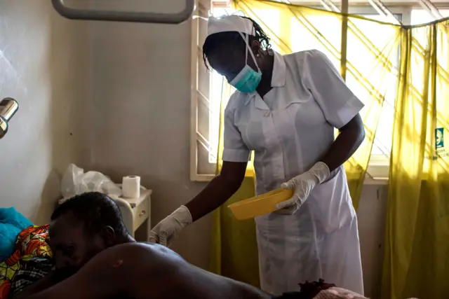 Nọ́ọ̀sì tó ń tọ́jú aláìsàn