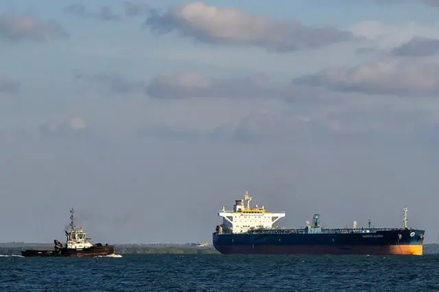 அமெரிக்கத் தடைகள் விநியோகத்தை சீர்குலைப்பதற்கு முன்பு, 2015-ஆம் ஆண்டில் வெனிசுவேலாவிலிருந்து இந்தியாவின் இறக்குமதி 441,000 பேரல்களை எட்டியதாக எனர்ஜி இன்டெலிஜென்ஸ் தெரிவிக்கிறது. 