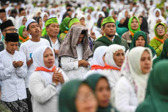 Warga Nahdlatul Ulama menghadiri Mujahadah Kubro dalam rangka hari lahir Satu Abad Nahdlatul Ulama (NU) di Stadion Gajayana, Kota Malang, Jawa Timur, Minggu (8/2/2026). Puncak peringatan Hari Lahir (Harlah) NU ke-100 atau Satu Abad Masehi tersebut mengangkat tema "Memperkokoh Jam'iyah, Tradisi, Kontribusi dalam Mengembangkan Peradaban".