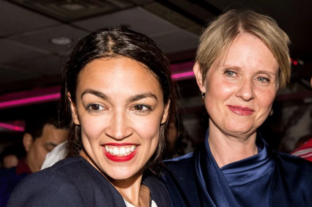 Cynthia Nixon (derecha) y Alexandria Ocasio-Cortez.