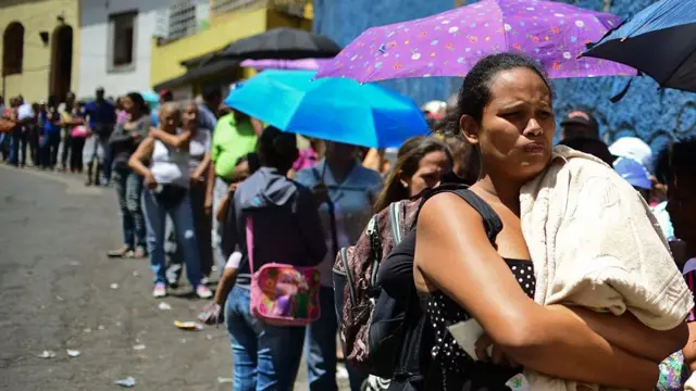 Una cola afuera de un mercado en Venezuela