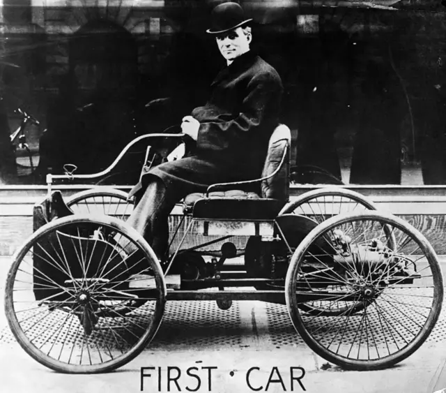 L'inventeur et industriel américain Henry Ford (1863-1947) pose au volant de sa première voiture, le Quadricycle, à New York en 1910.