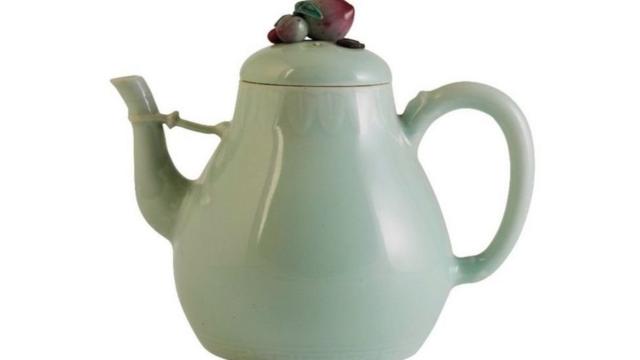 2019年。清代乾隆年間的茶壺，雖然壺蓋有所破損，卻在10分鐘內賣出104萬英鎊的高價
