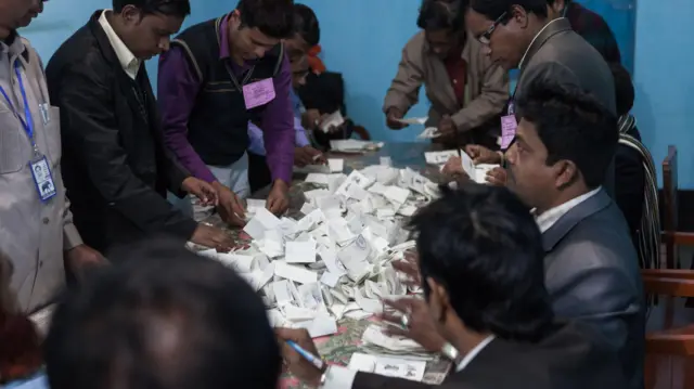 ভোট গণনা চলছে 