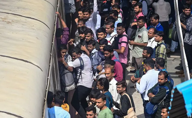 पायाभूत सुविधांवर हजारो कोटी खर्च करुन रोजचं आयुष्य सुखकर का होत नाही?