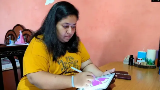 காலணியில் கலை வண்ணம் - அசத்தும் ஹரியானா பெண்