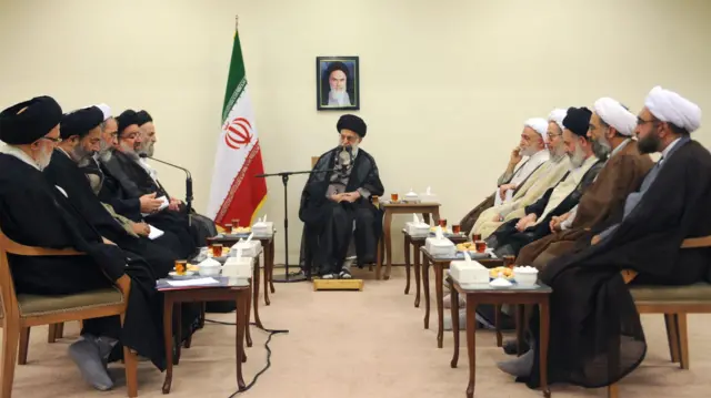 دیدار اعضای شورایعالی حوزه‌‌های علمیه با علی خامنه ای
