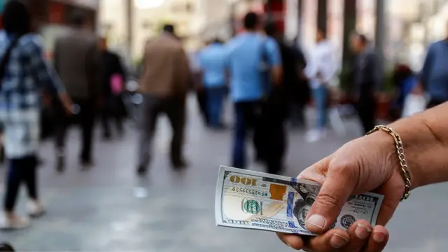 در روزهای اخیر بعضی از رسانه‌های دولتی ایران در گزار‌ش‌هایی از معرفی نرخی جدید ارز خبر داده‌اند؛ سخنگوی دولت نرخ سوم ارز را رد کرده است