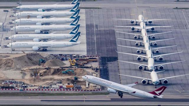 香港国际机场停机坪上停满国泰与国泰港龙飞机（10/3/2020）