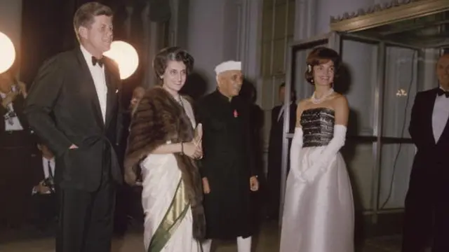 જોન કેનેડી તેમના પત્ની જેકી, ઇંદિરા ગાંધી તથા તેમના પિતા જવાહરલાલ નહેરુની તસવીર