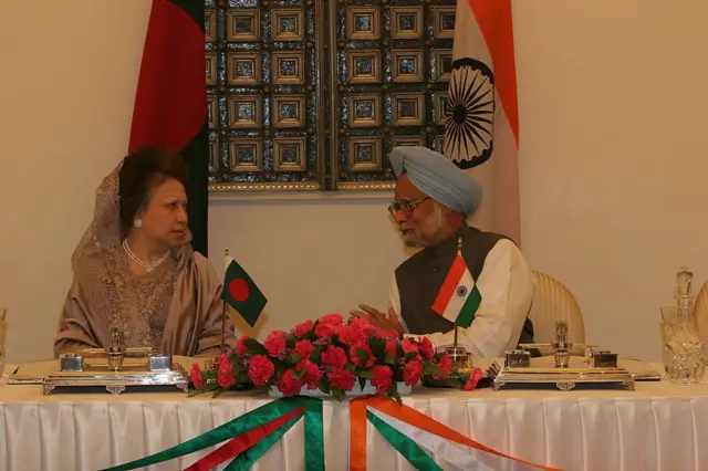২০০৬-র মার্চে দিল্লিতে প্রধানমন্ত্রী মনমোহন সিং ও প্রধানমন্ত্রী খালেদা জিয়ার বৈঠক