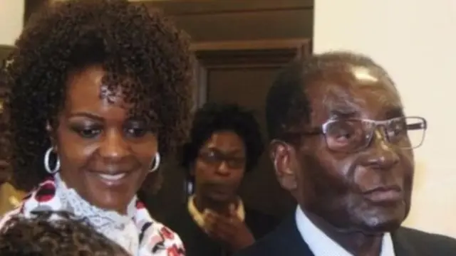 ග්‍රේස් මුගාබේ ආර්යාව (වමේ) සහ ජනාධිපති රොබට් මුගාබේ (දකුණේ)