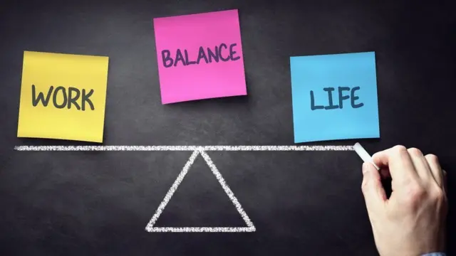 બ્લેક બોર્ડ પર વર્ક, બેલેન્સ અને લાઇફનું લખાણ