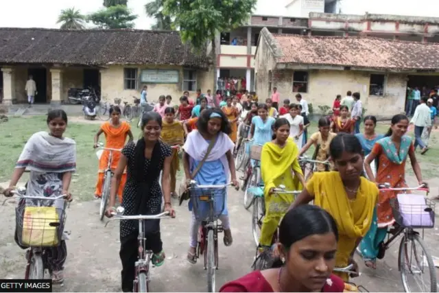 အစိုးရရဲ့ စက်ဘီး အခမဲ့ထုတ်ပေးတဲ့ အစီအစဉ်ကြောင့် ကျောင်းထွက်မှုနှုန်း လျော့ကျလာတာတွေ့ရ