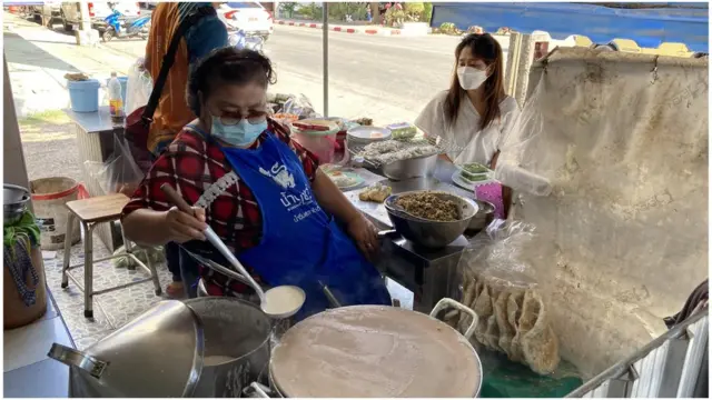 Một hàng bánh cuốn ở Nakhon Phanom