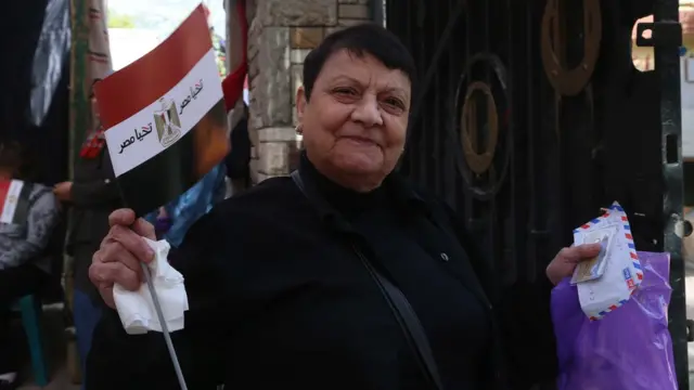 سيدة تدلي بصوتها في الانتخابات المصرية